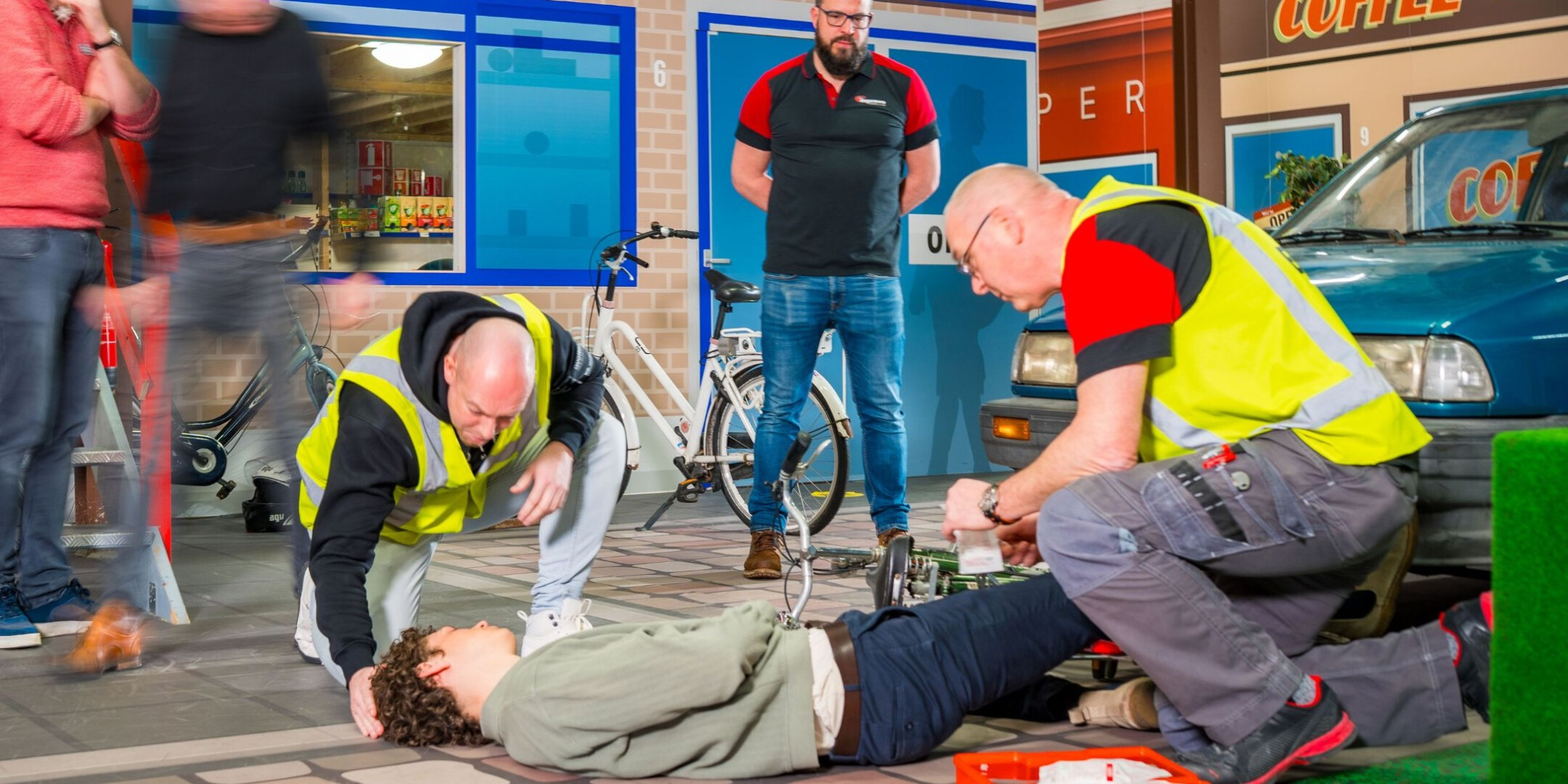Deelnemers oefenen tijdens een realistische BHV basis cursus van Inprevo