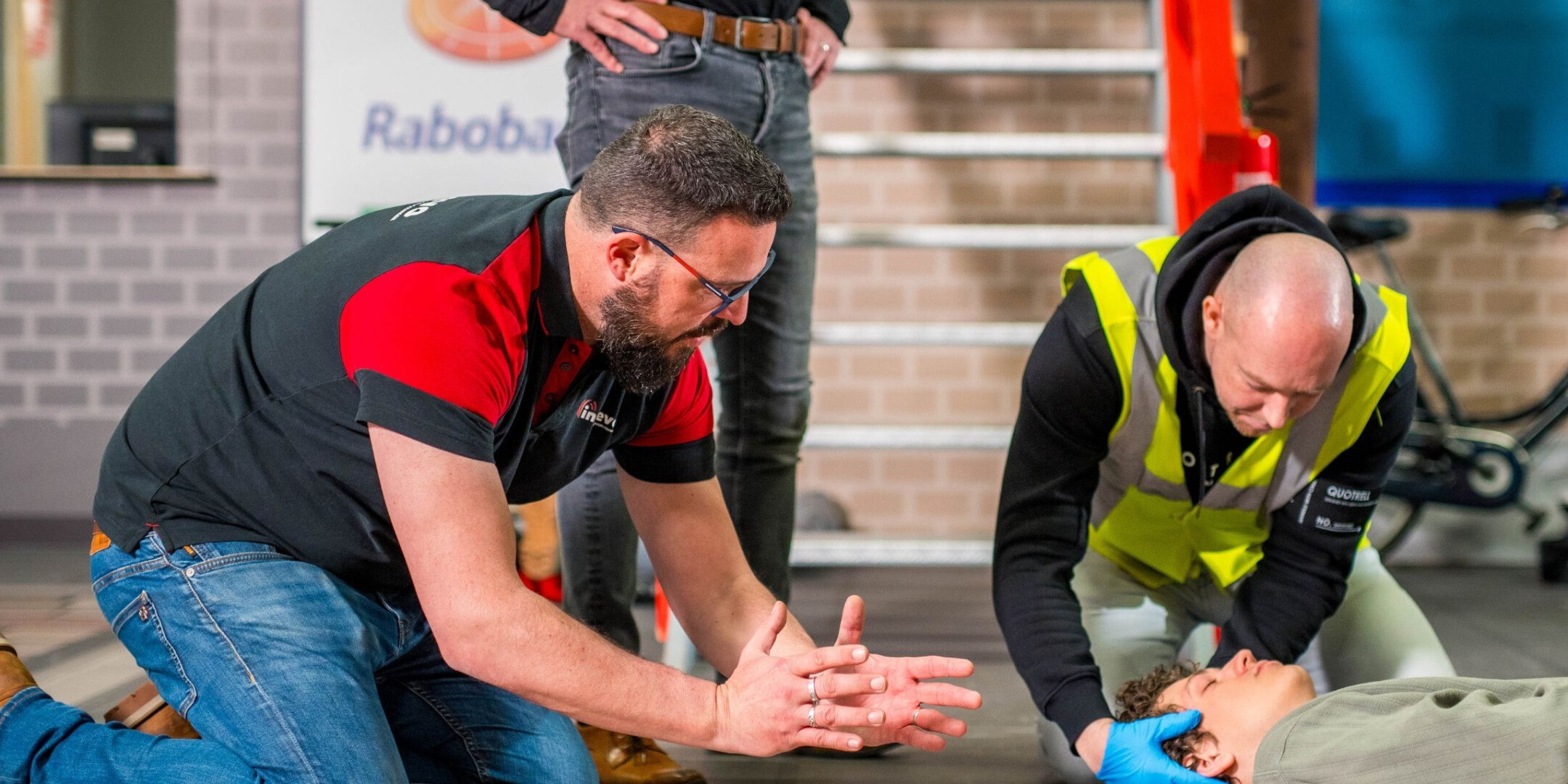 BHV’ers oefenen realistische praktijksituaties tijdens de BHV herhaling cursus van Inprevo