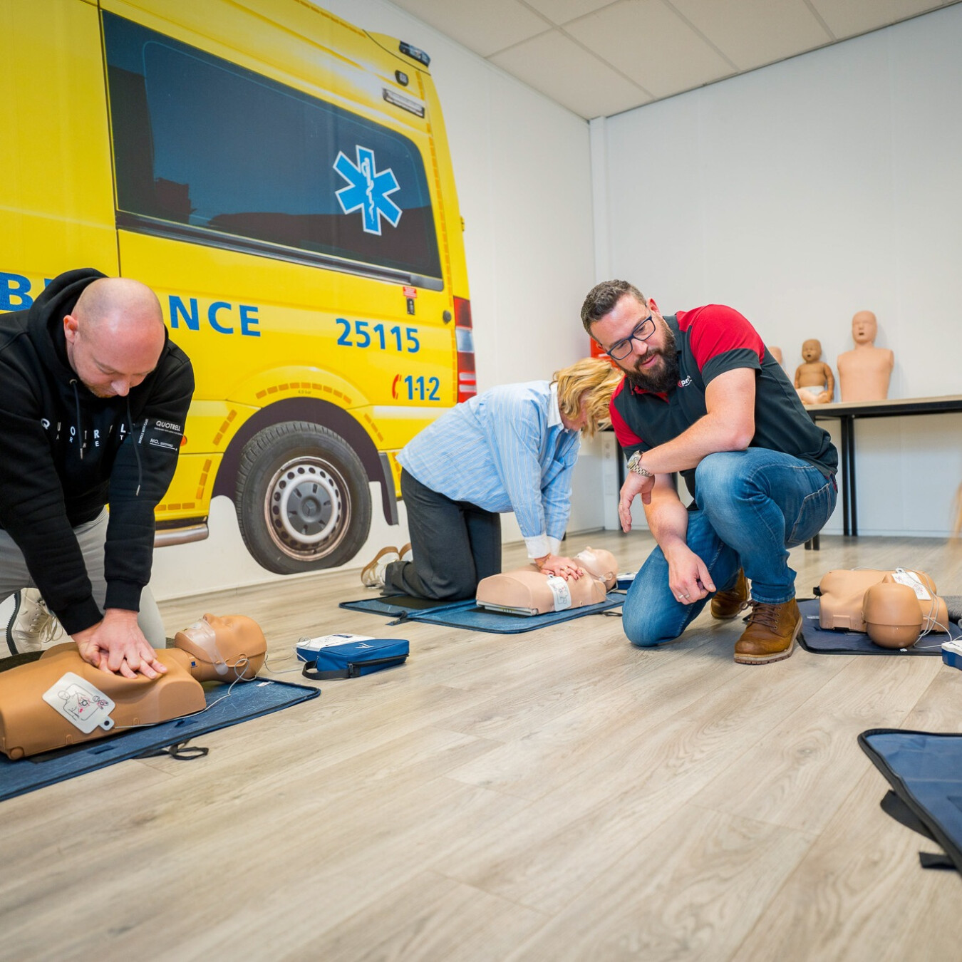 Cursisten oefenen reanimatie tijdens een praktijkgerichte BHV-training van Inprevo