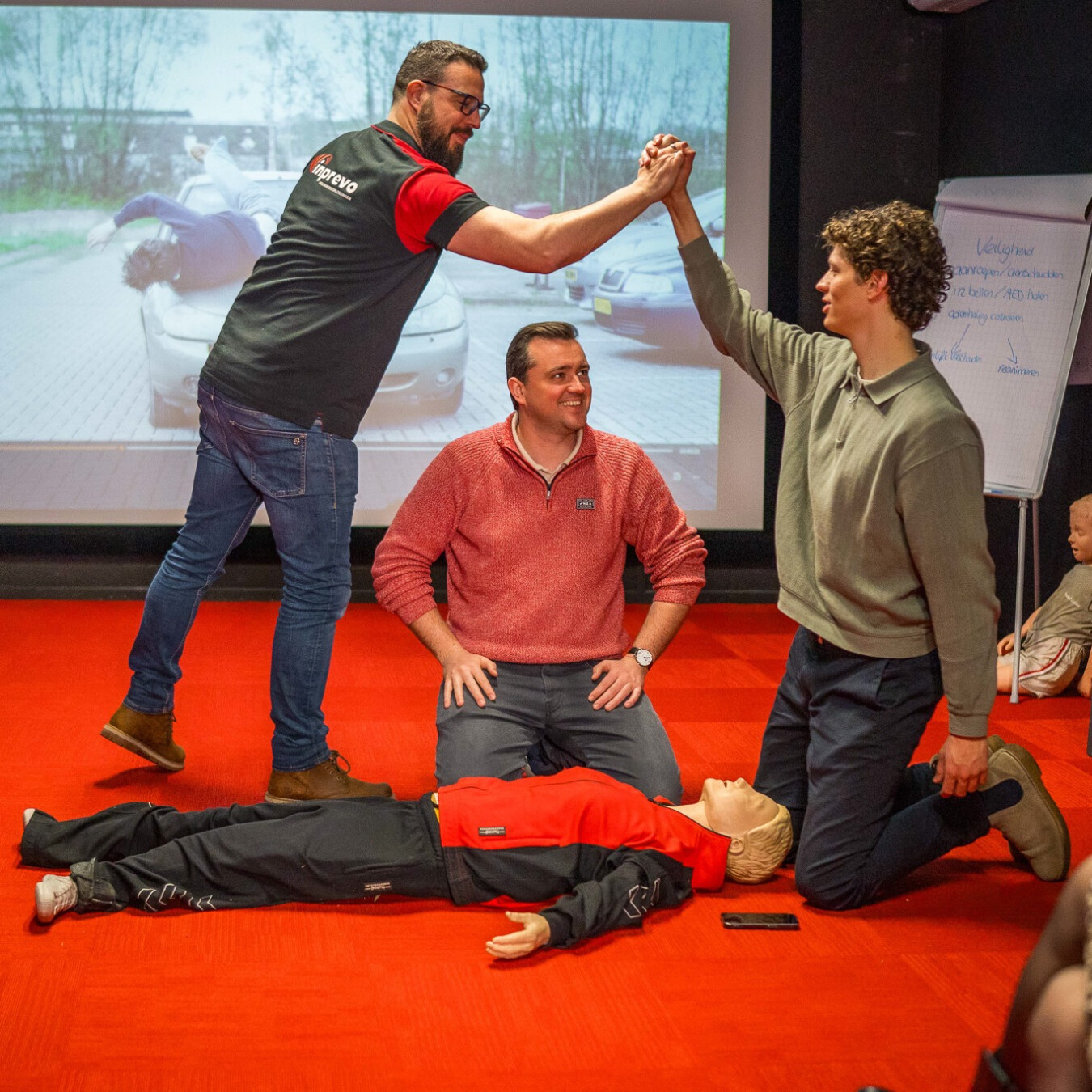 Instructeur begeleidt cursisten tijdens een BHV-training over handelen bij noodsituaties