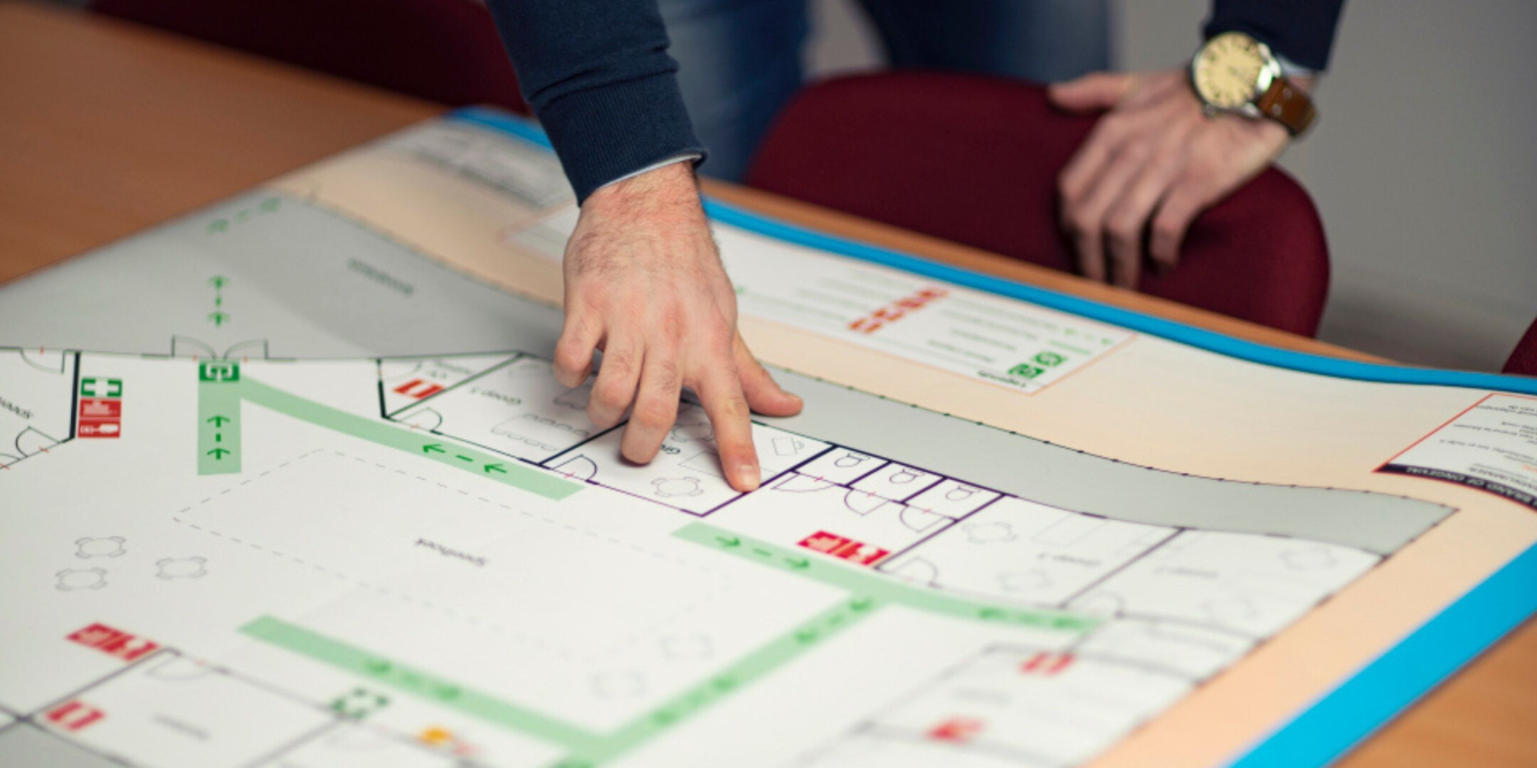 Coördinator of Hoofd BHV werkt aan beleid, BHV-plan en borging van de BHV-organisatie.