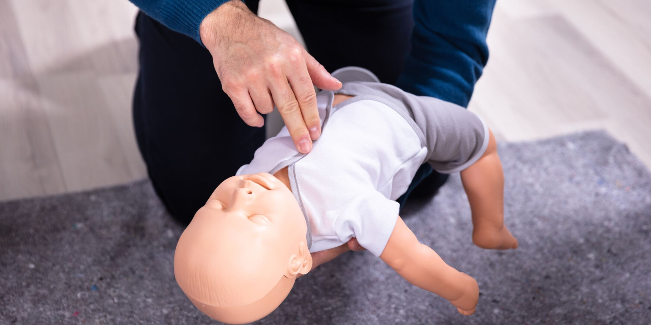Deelnemer oefent reanimatie bij een baby tijdens de EHBO-cursus baby’s en jonge kinderen.