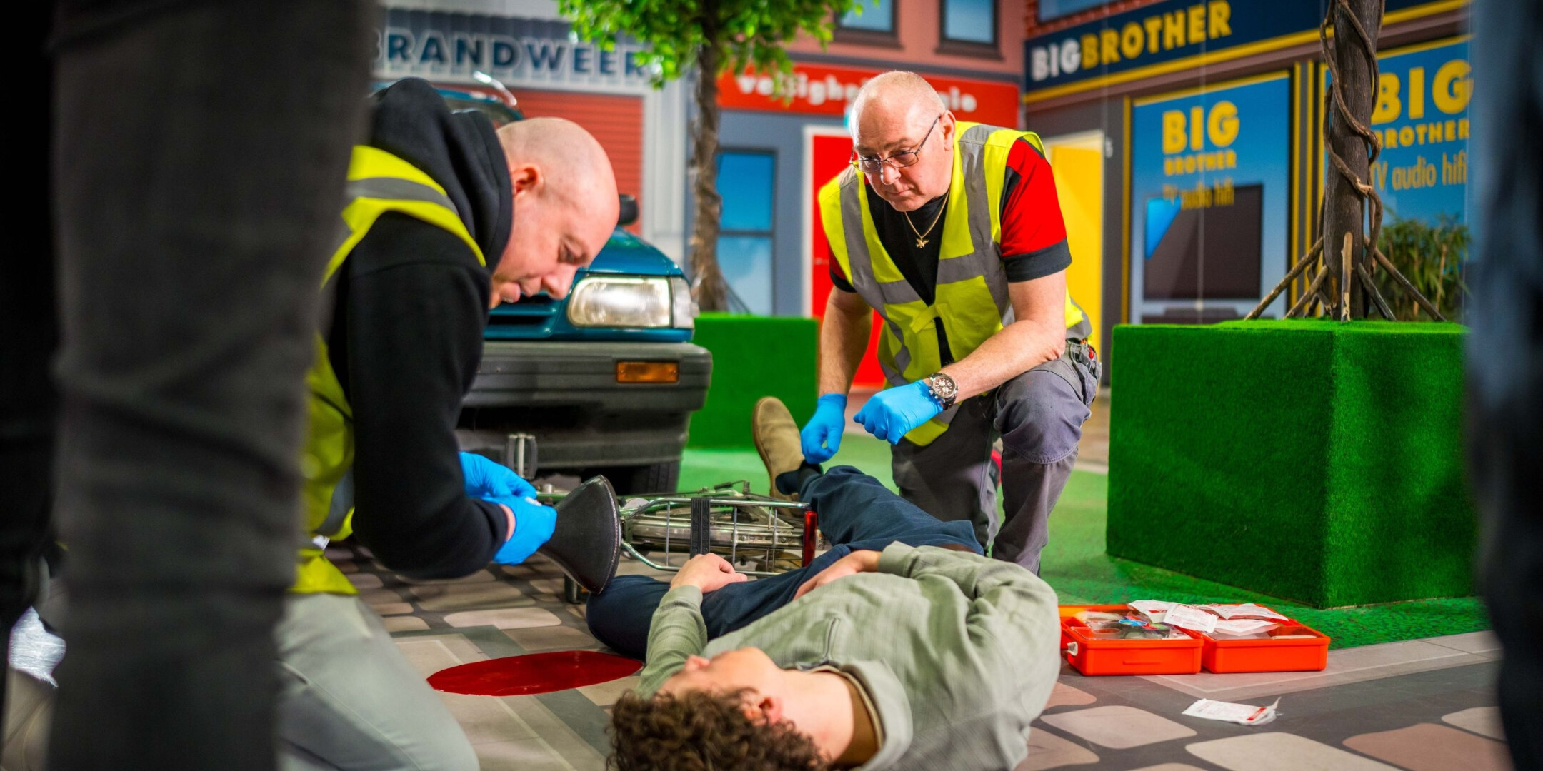 Participant practises CPR and AED skills during the practical session of the ERT BHV Basic with e-learning.