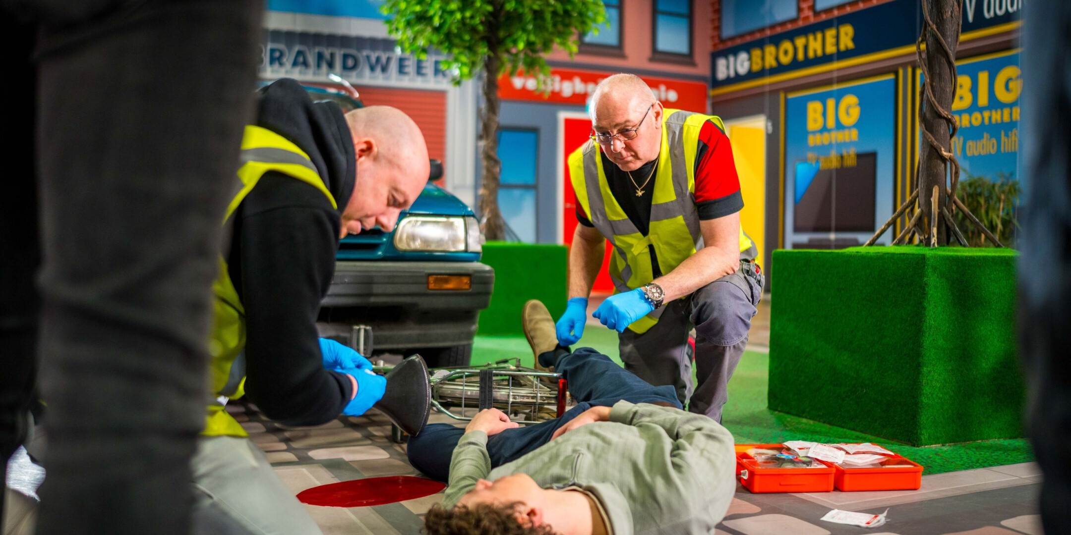 Participant practises CPR and AED use during the ERT BHV Basic emergency response training.
