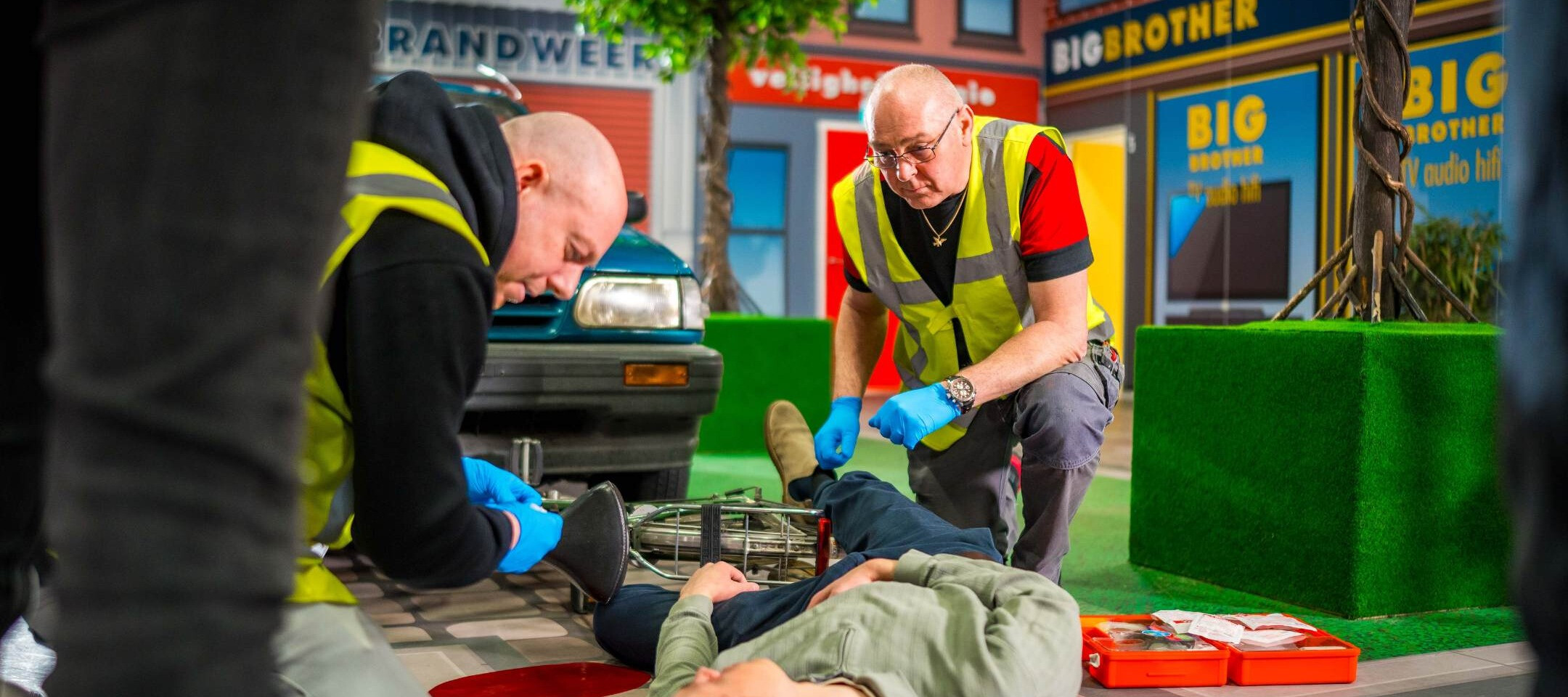 Deelnemers oefenen tijdens een betaalbare en praktijkgerichte BHV cursus van Inprevo.