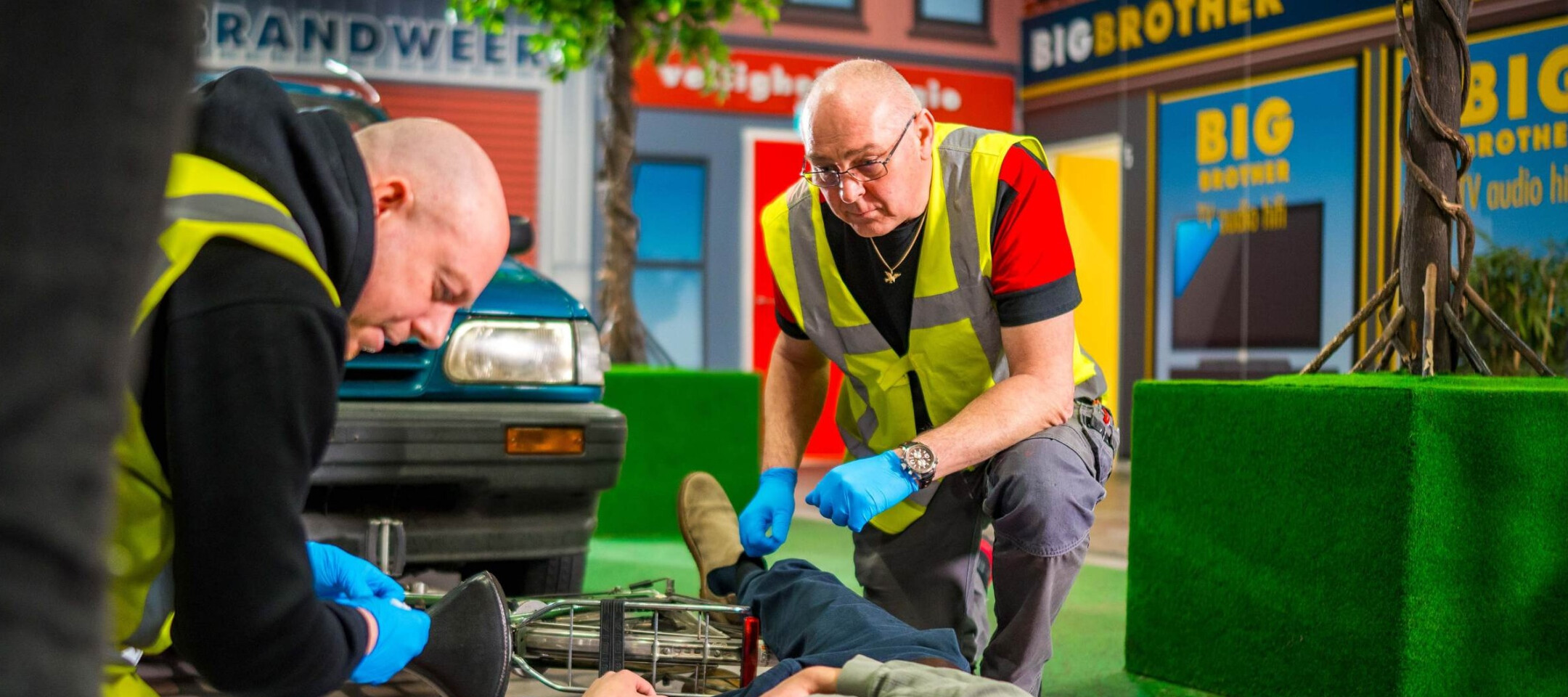 Zzp’er oefent tijdens een praktijkgerichte BHV cursus met realistische noodsituaties.