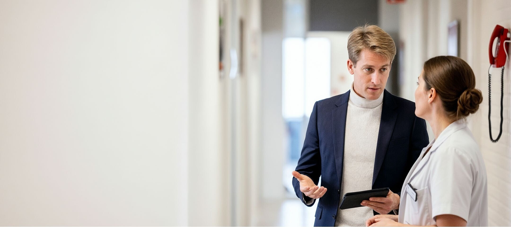 Inprevo-specialist bespreekt digitale veiligheidsoplossingen met een medewerker op locatie.