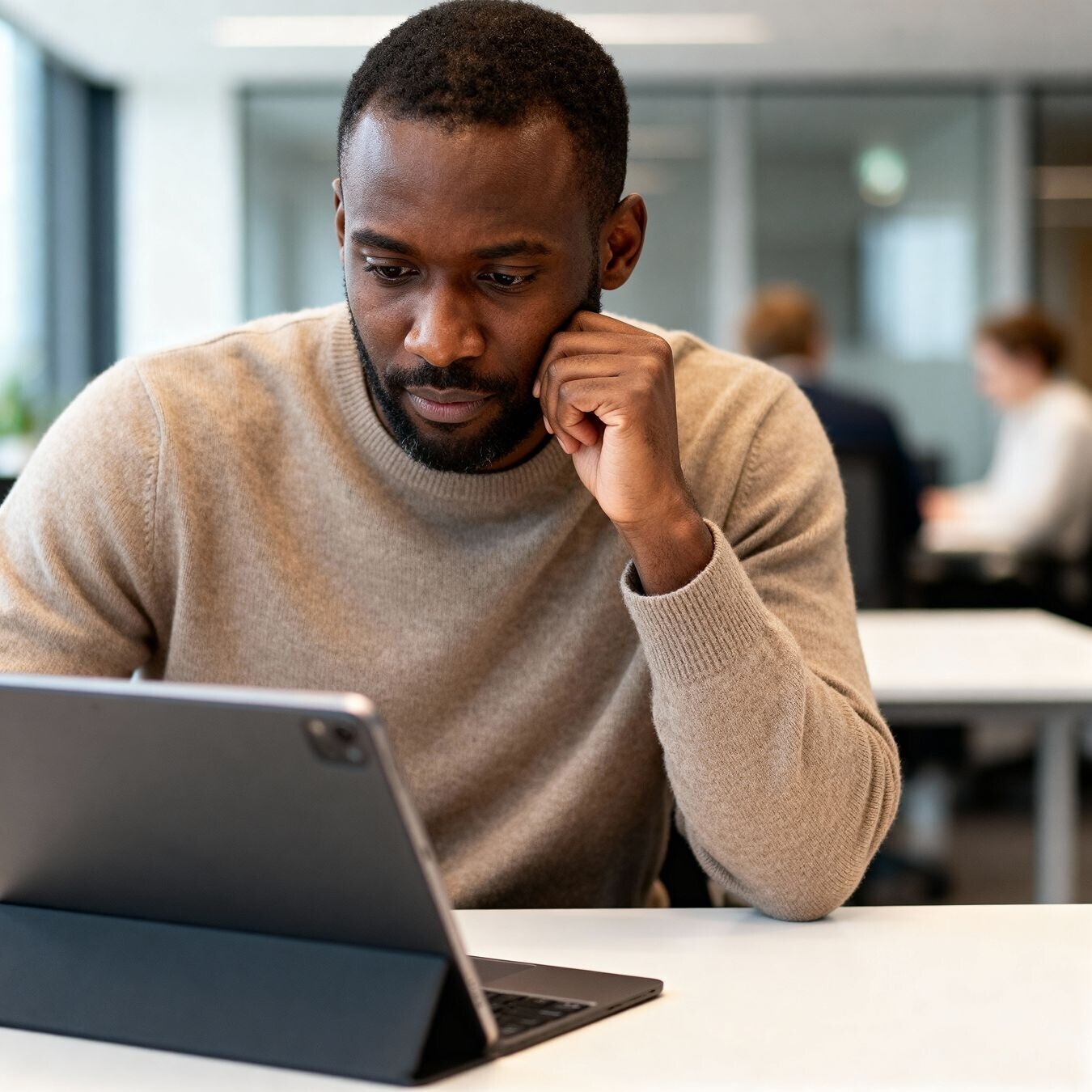 Medewerker volgt een korte online BHV Replay-training op een tablet.