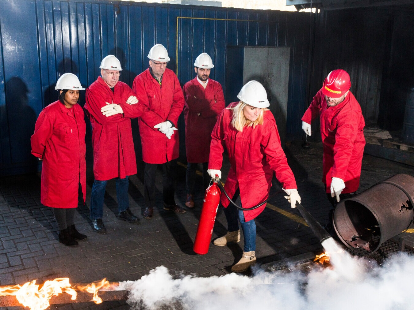 BHV’ers oefenen brandbestrijding tijdens een herhalingscursus voor onderwijsinstellingen.