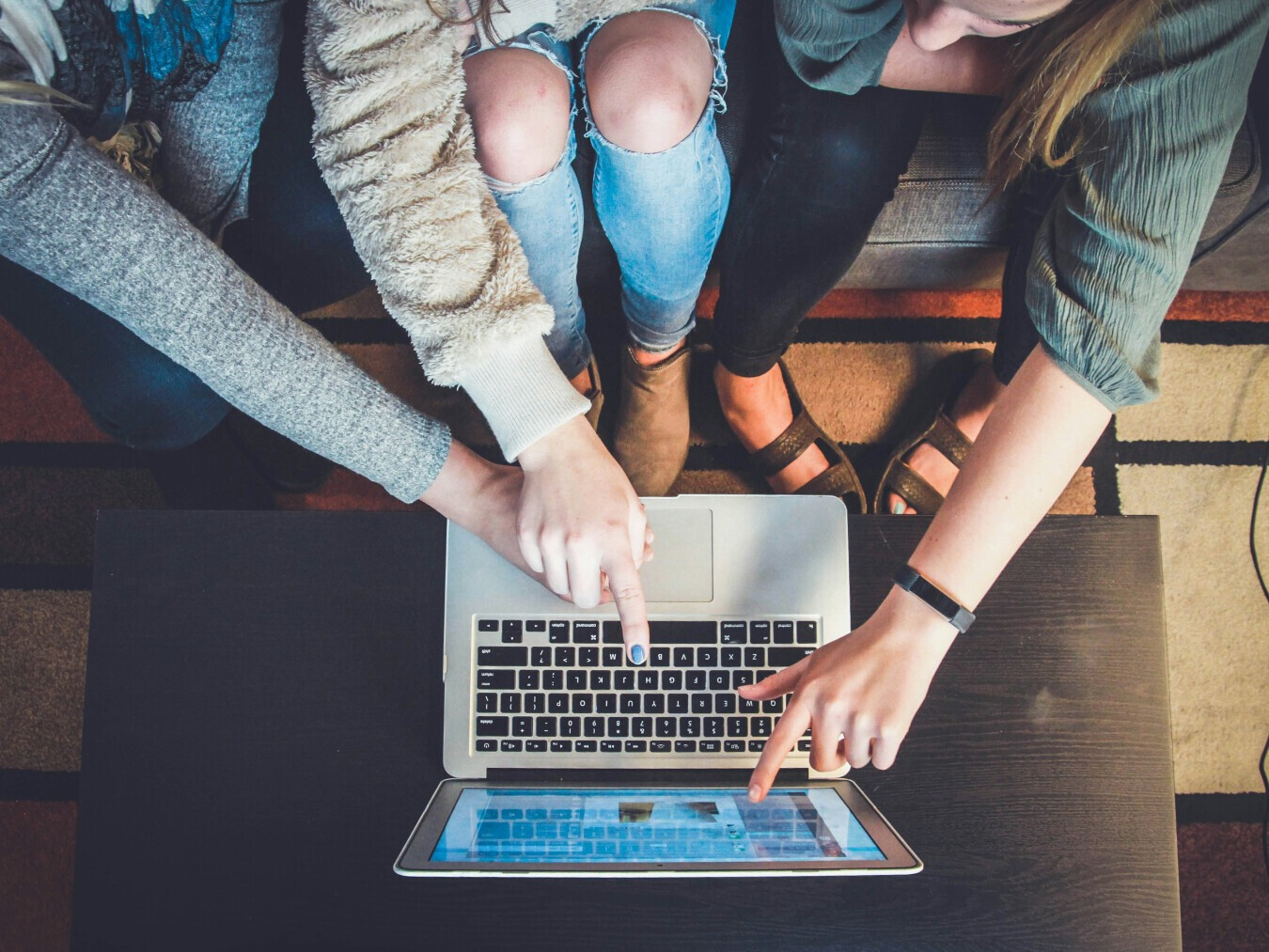 Studenten achter laptops in een onderwijsomgeving waar BHV en veiligheid goed georganiseerd moeten zijn.