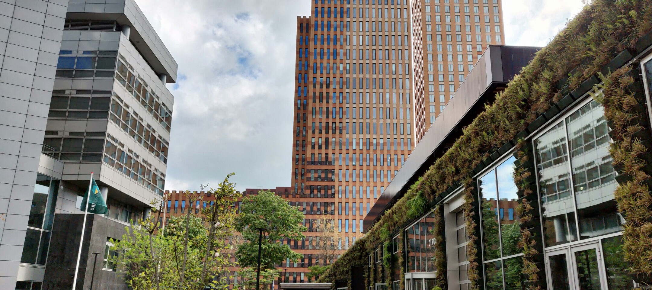Kantoorgebouw waar BHV-training bijdraagt aan een veilige werkomgeving voor zakelijke dienstverleners.