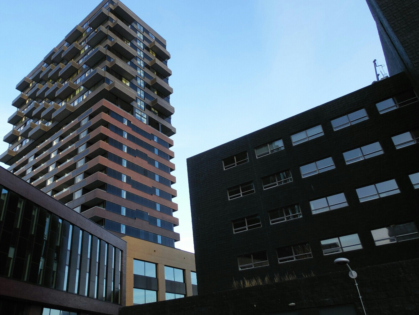 Kantoorgebouw waar BHV-organisatie en bezetting belangrijk zijn bij hybride werken.