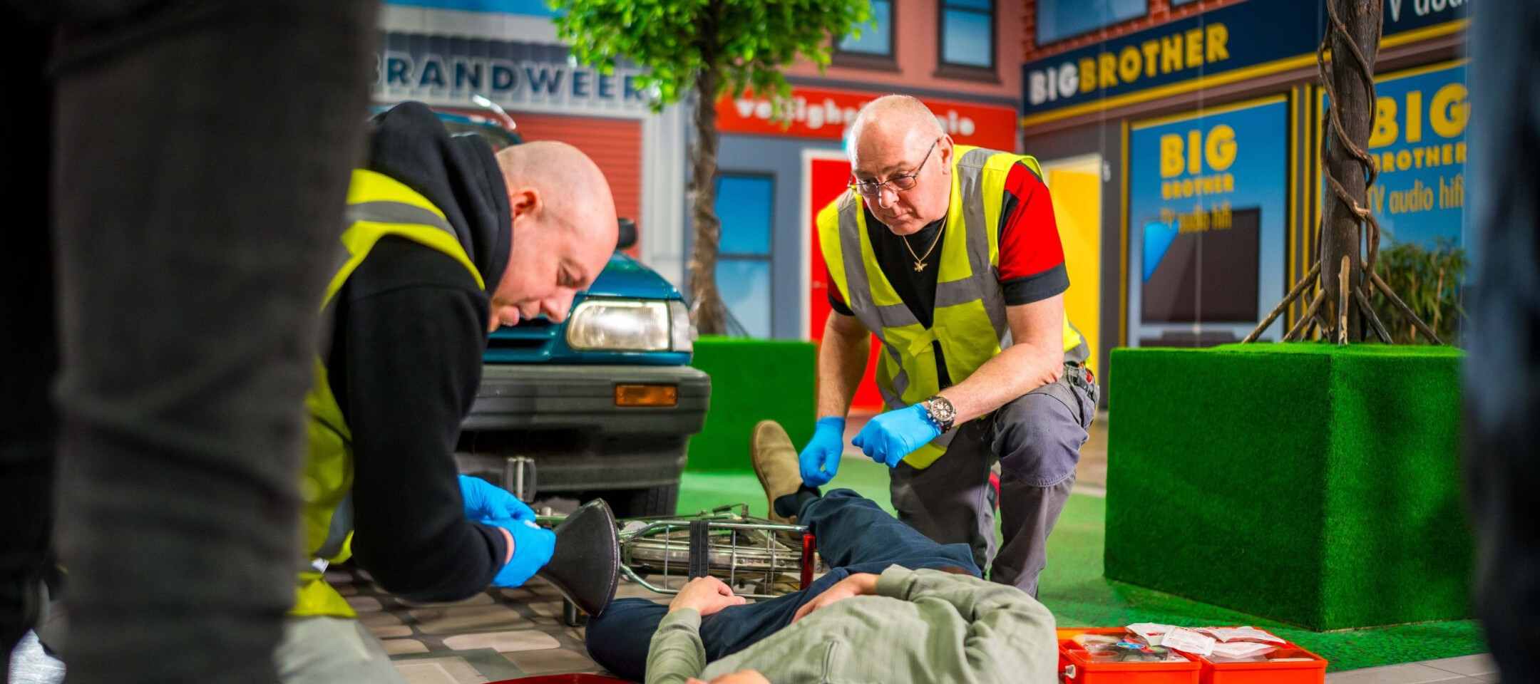 Deelnemers volgen een praktijkgerichte BHV cursus waarbij kosten en kwaliteit goed worden afgewogen.