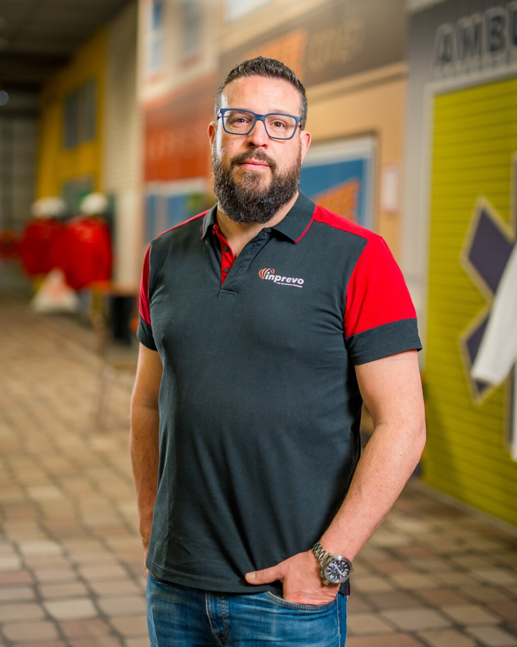 Instructeur verzorgt een BHV cursus op locatie voor medewerkers van een organisatie.