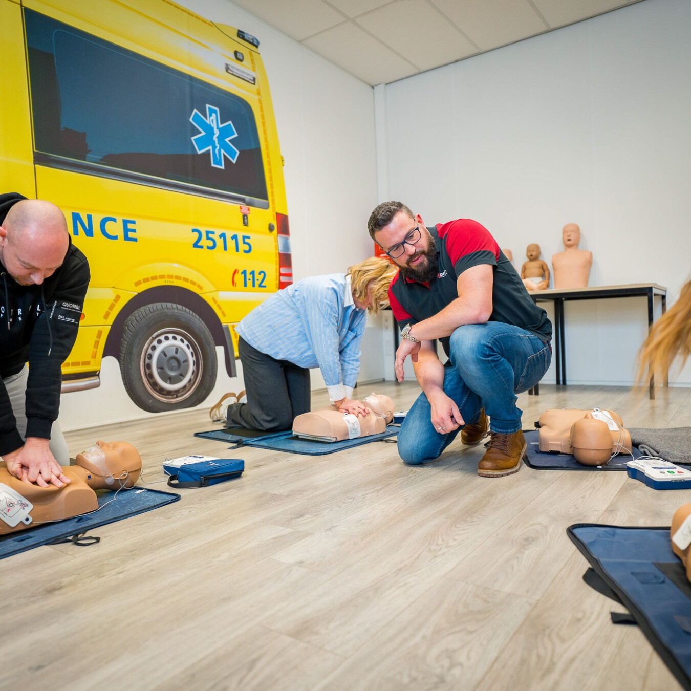 Cursisten oefenen met praktijkgerichte EHBO-scenario's tijdens een EHBO training in Rotterdam