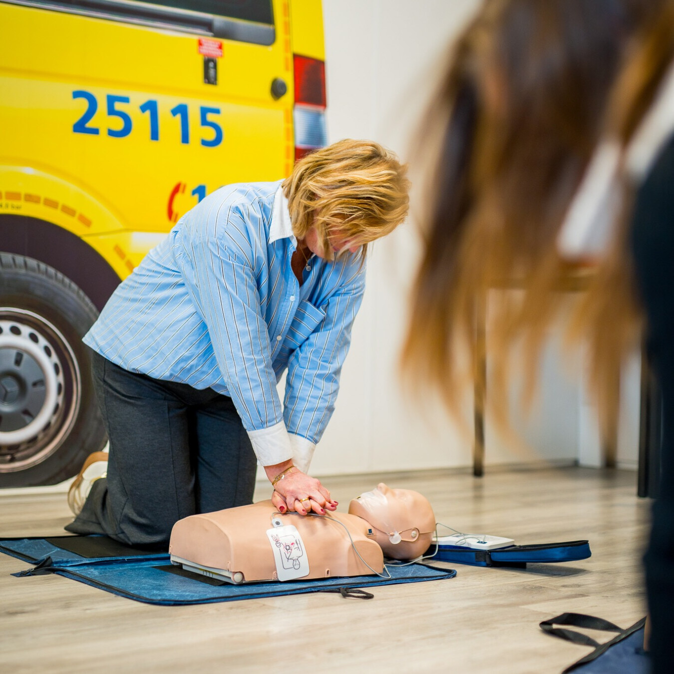 Cursisten oefenen met realistische EHBO-scenario's in Rotterdam
