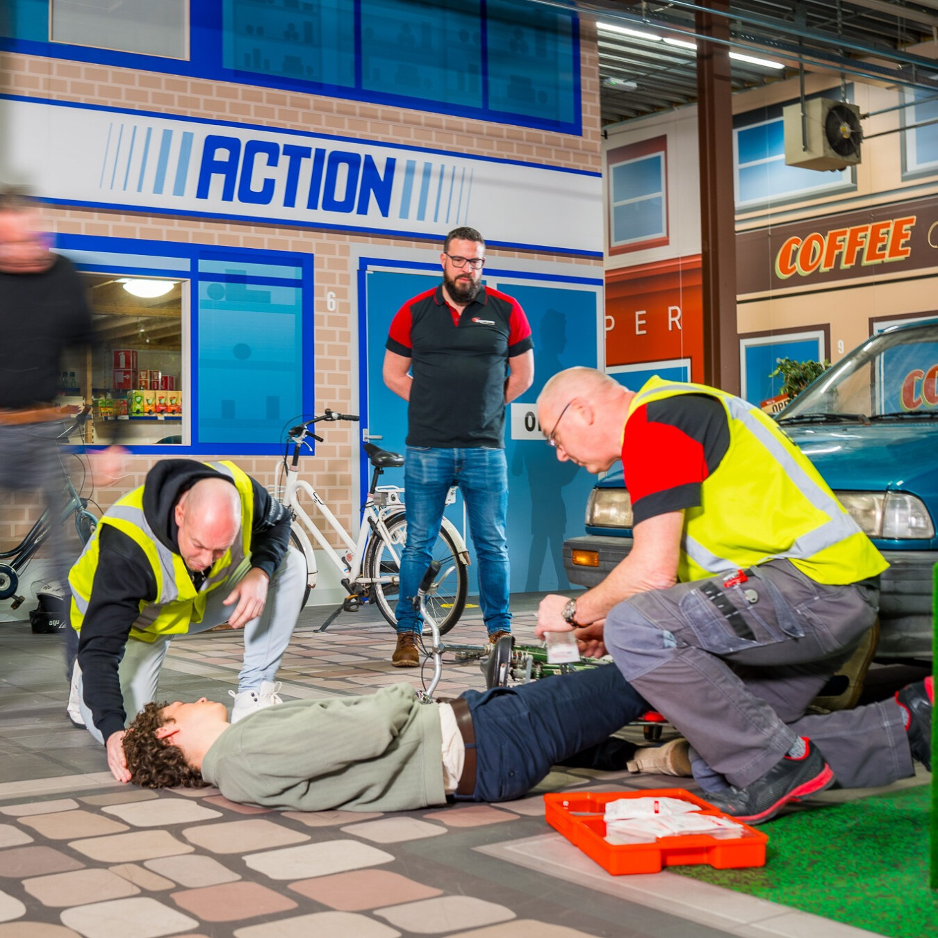 Cursisten oefenen tijdens een praktijkgerichte EHBO training in het Experience Center Rotterdam
