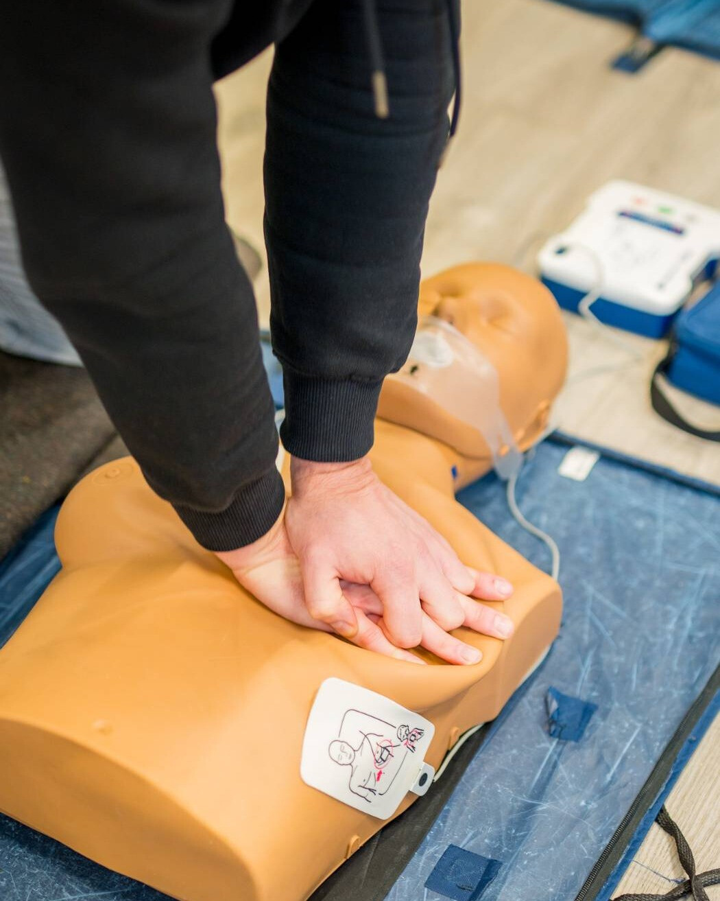 Instructeur verzorgt een EHBO cursus op locatie voor een organisatie in Utrecht.