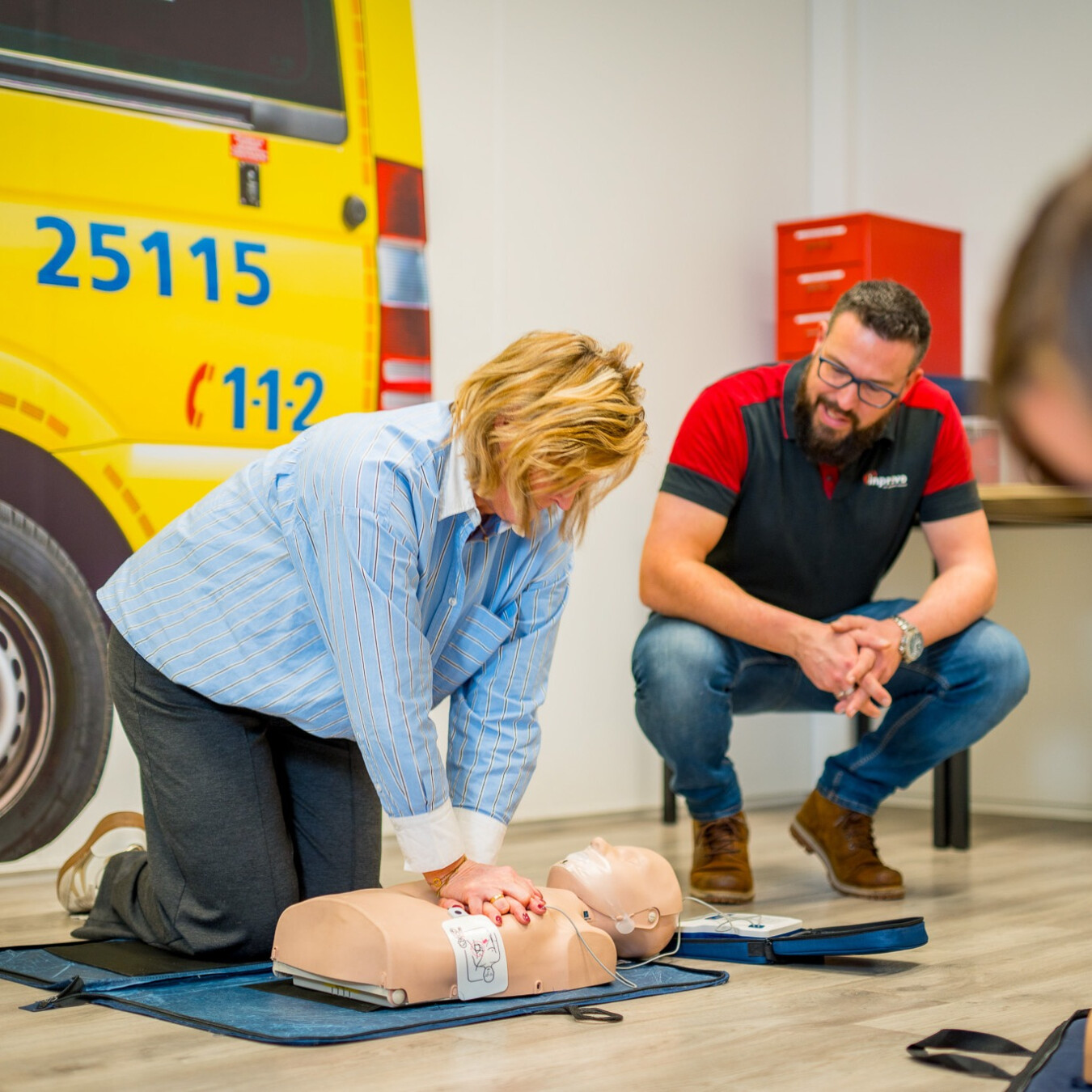 Cursisten oefenen met realistische EHBO-scenario’s tijdens een EHBO training in Amsterdam
