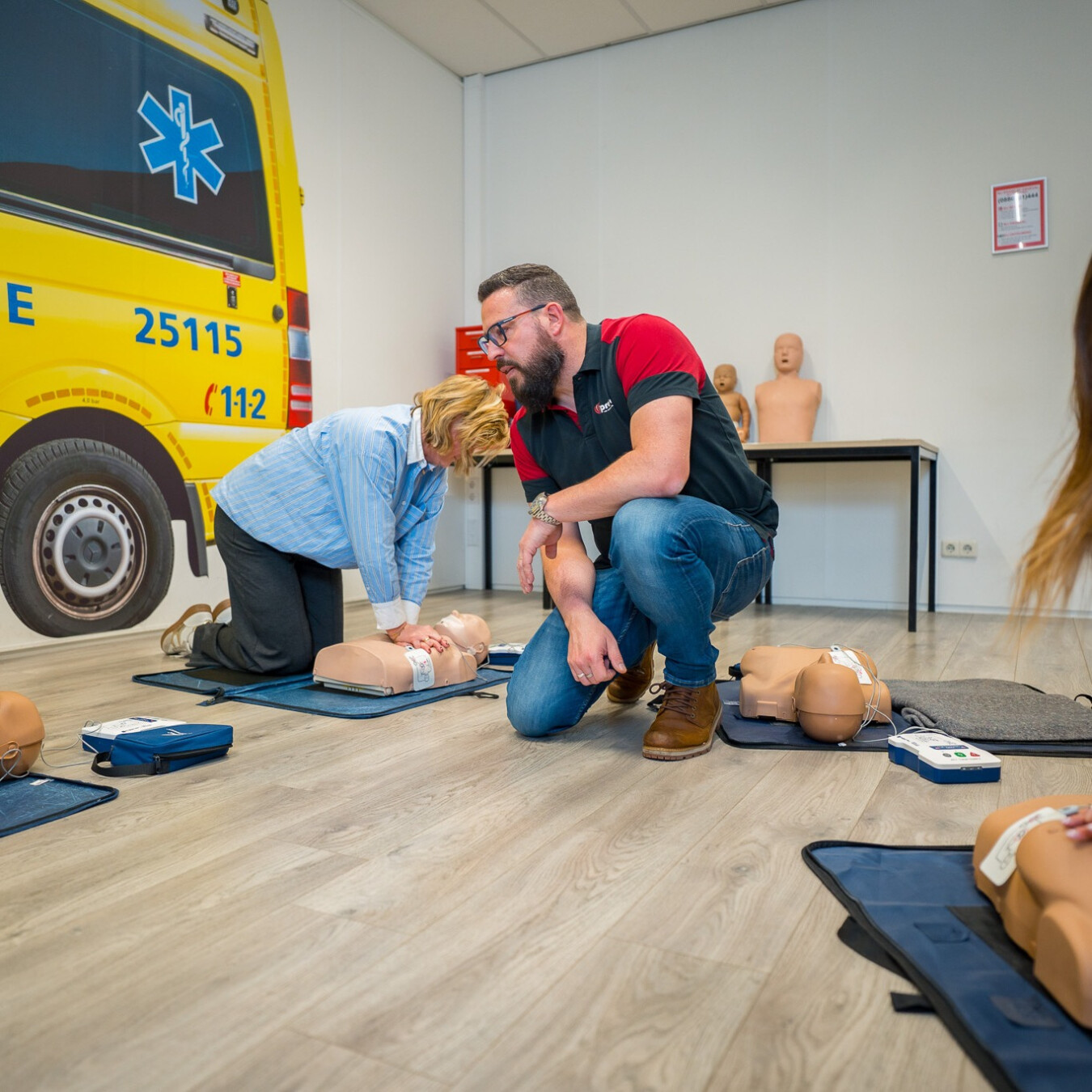 EHBO-instructeur van Inprevo begeleidt cursisten tijdens een praktijkoefening in Amsterdam