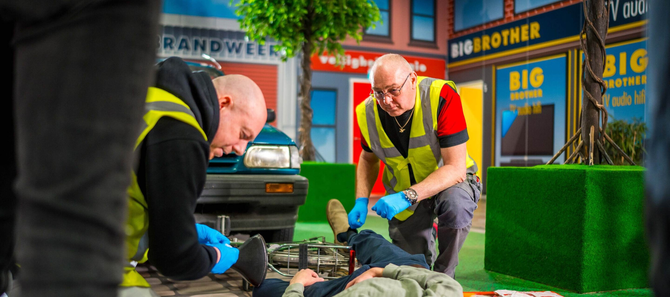 Medewerkers volgen een praktijkgerichte EHBO cursus op locatie bij hun organisatie.