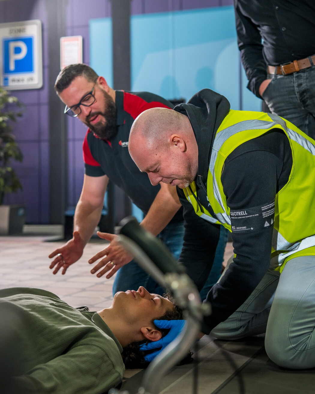 Deelnemers oefenen praktijkgericht tijdens een BHV cursus in Zuid-Holland