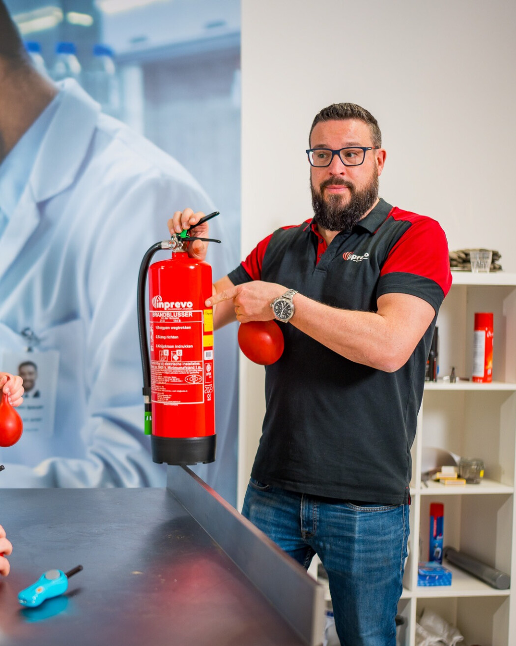 Deelnemers oefenen brandbestrijding tijdens een BHV training in Zuid-Holland