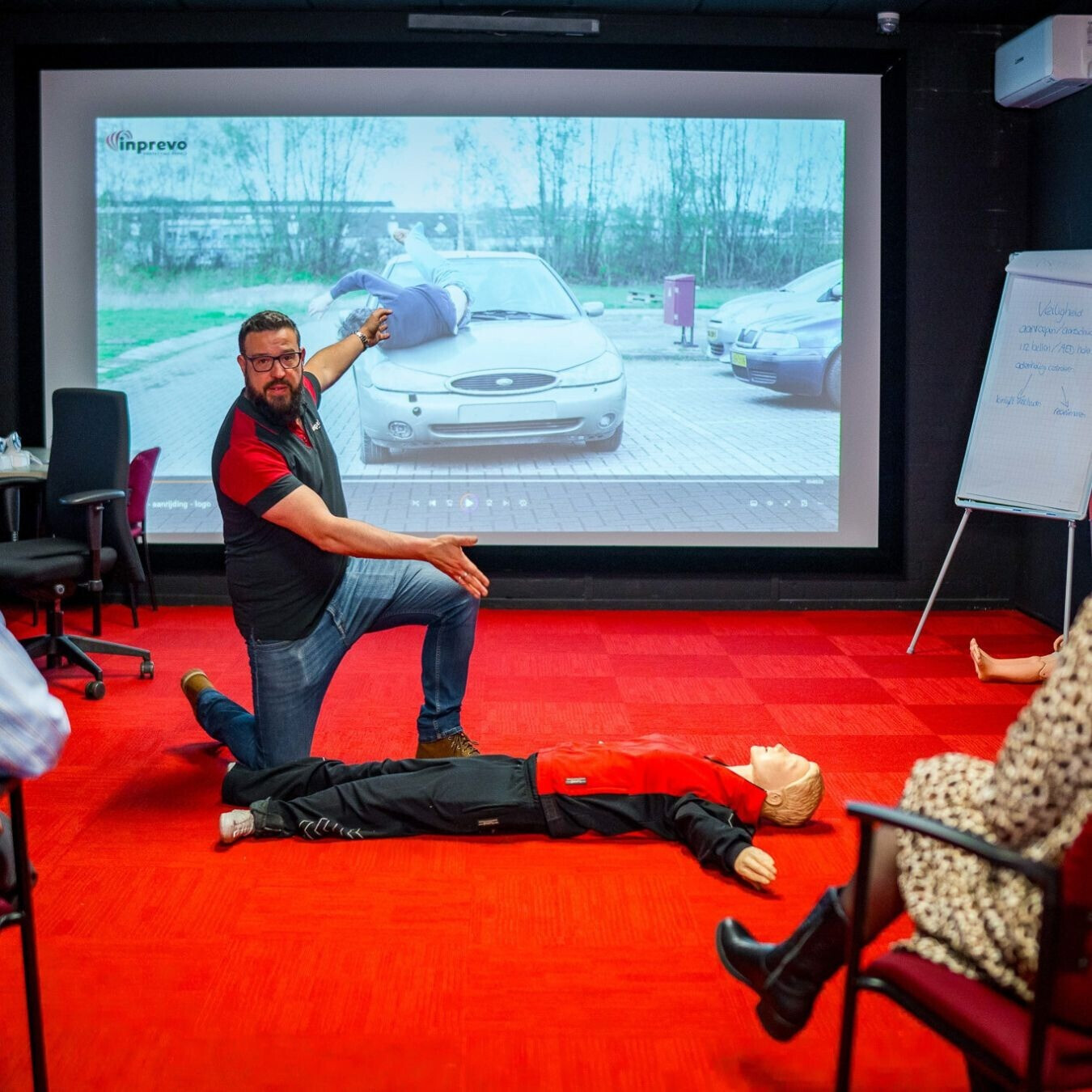 Cursisten oefenen praktijkgericht tijdens een BHV cursus in Utrecht