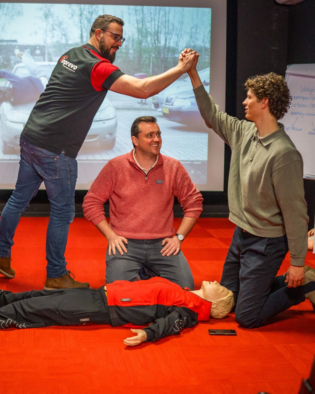 Instructeur begeleidt cursisten tijdens een BHV training horeca