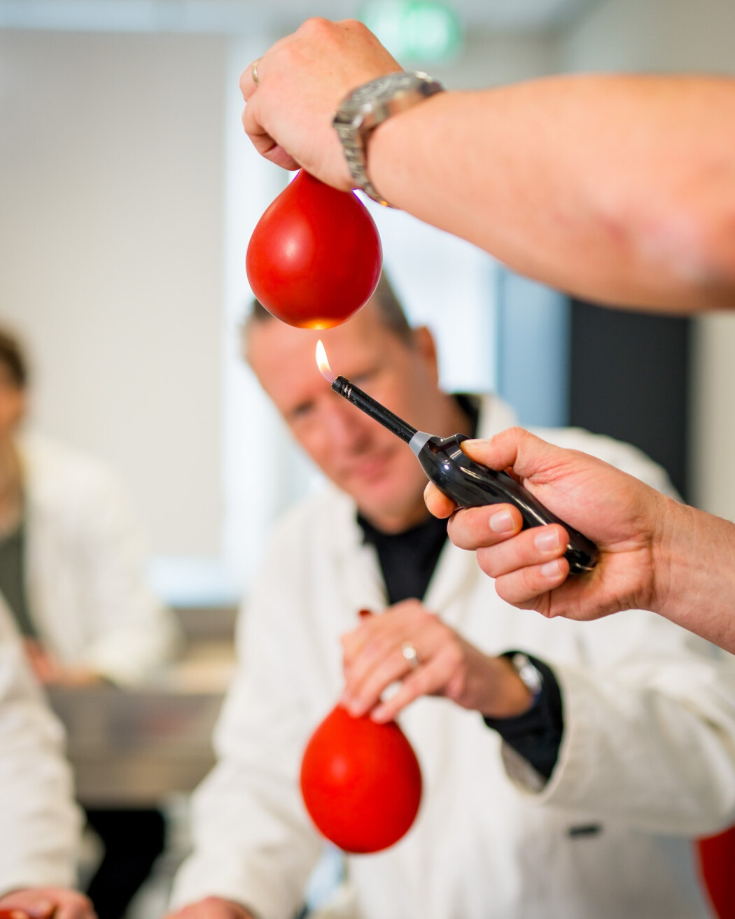 Brandbestrijding oefenen tijdens een BHV cursus horeca
