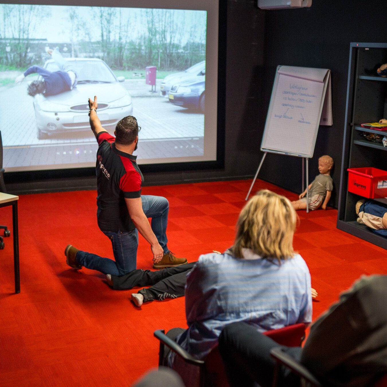 Eerste hulp oefenen tijdens een BHV training voor basisscholen
