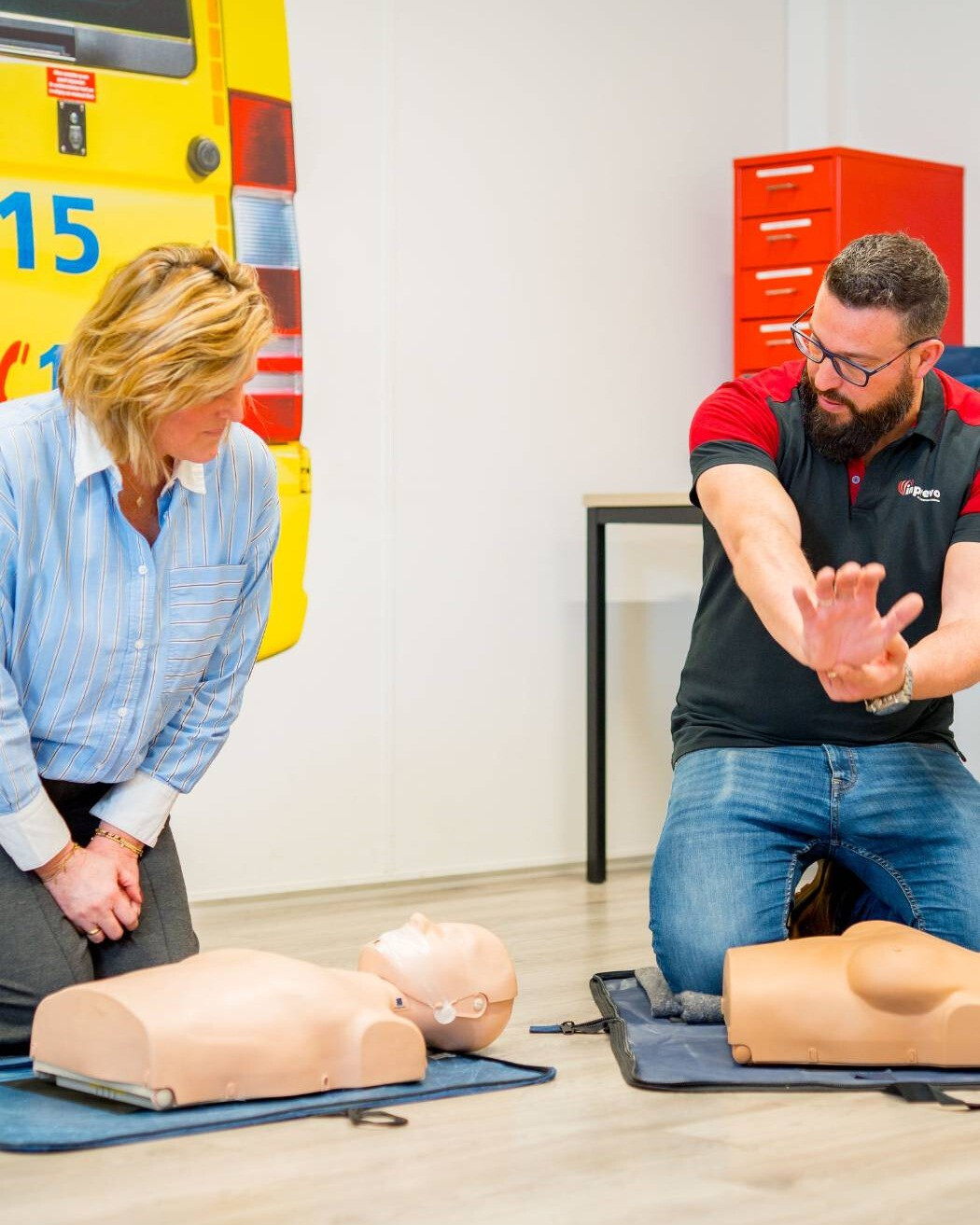 Deelnemers oefenen eerste hulp, brandveilig handelen en ontruiming tijdens een BHV cursus zorg.