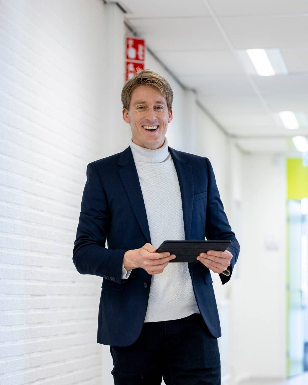 Adviseur bespreekt de kosten en mogelijkheden van een BHV cursus zorg.