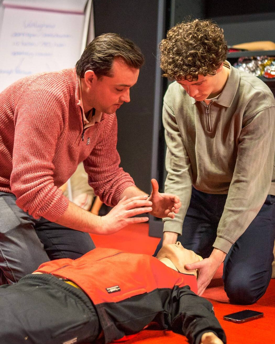 EHBO cursus op locatie voor bedrijven waarbij medewerkers oefenen in hun eigen werkomgeving.