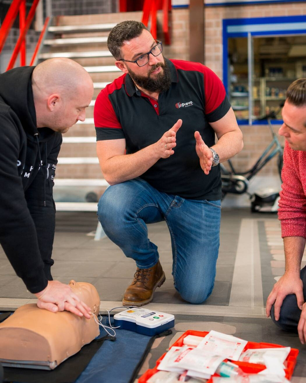 Medewerkers leren tijdens een EHBO cursus voor bedrijven hoe zij eerste hulp verlenen bij incidenten op de werkvloer.