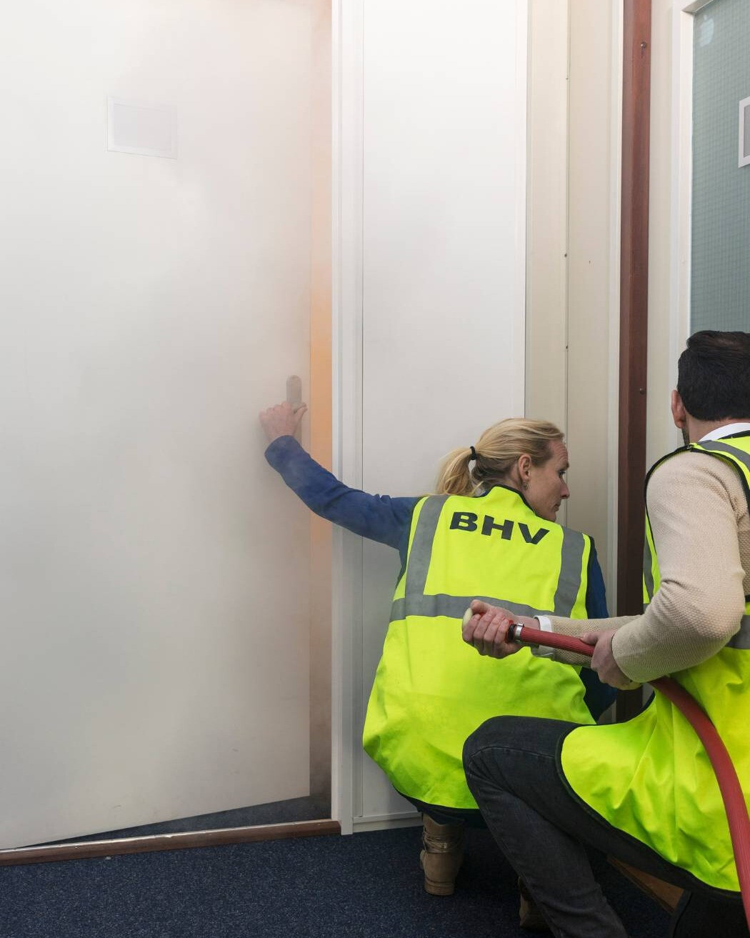 Deelnemers leren tijdens een BHV cursus in Leeuwarden handelen bij eerste hulp, brand en ontruiming.