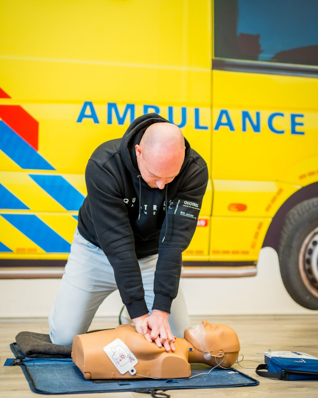 Cursist volgt een praktijkgerichte EHBO cursus