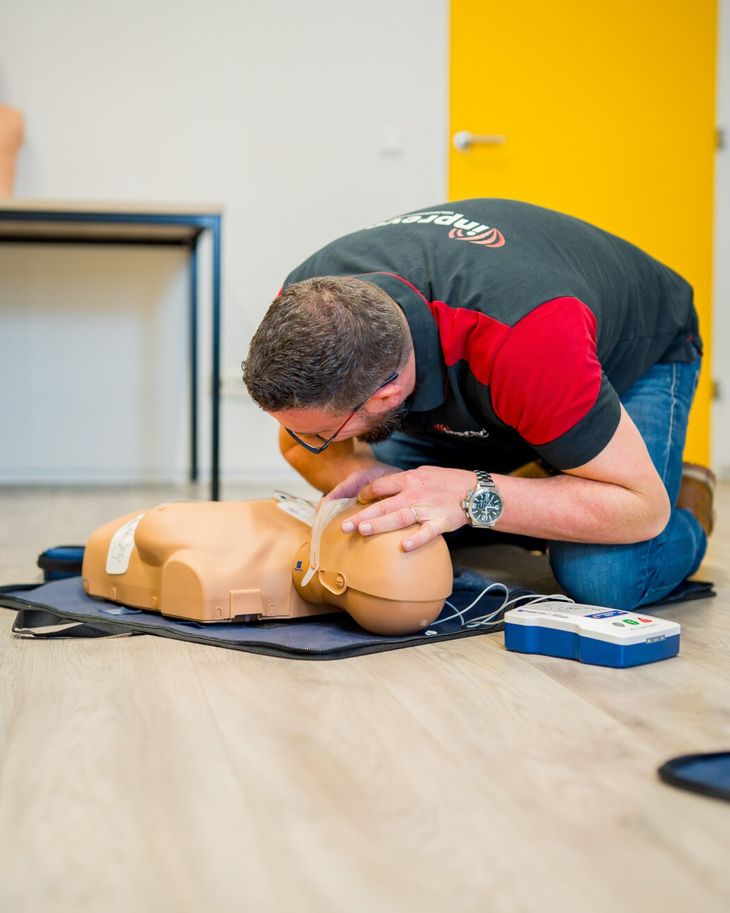 EHBO basisopleiding waarbij cursisten oefenen met eerste hulp verlenen