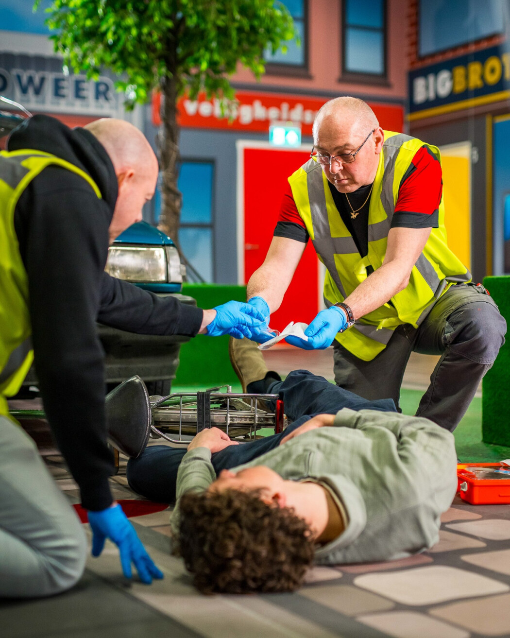 Cursisten oefenen met eerste hulp verlenen tijdens een EHBO cursus
