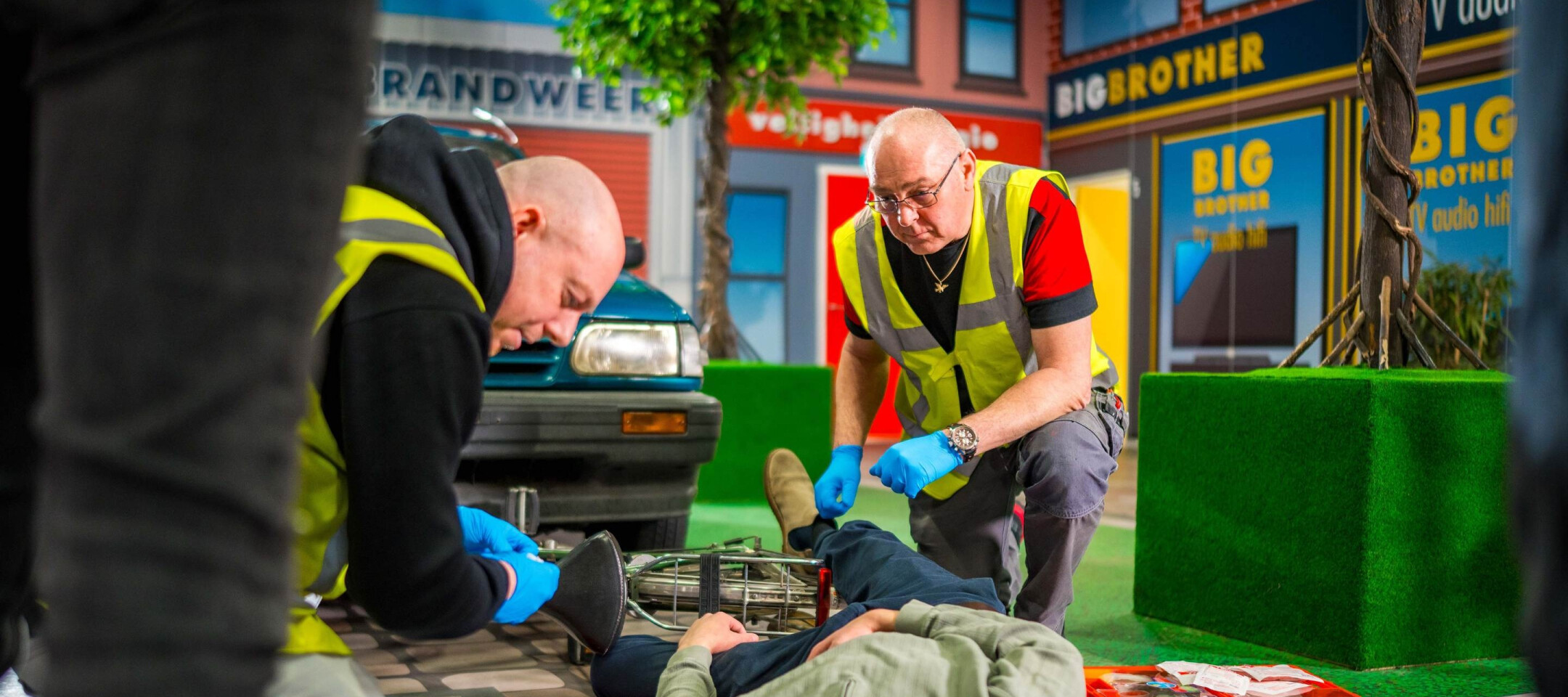 Deelnemers oefenen praktijkgericht tijdens een BHV cursus in Assen.