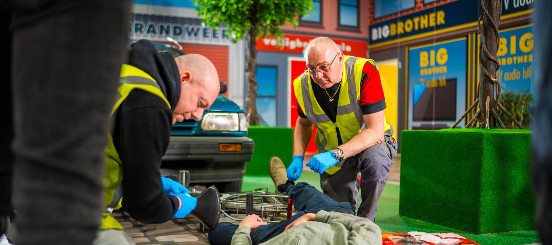 Deelnemers oefenen praktijkgericht tijdens een BHV cursus in Drachten.