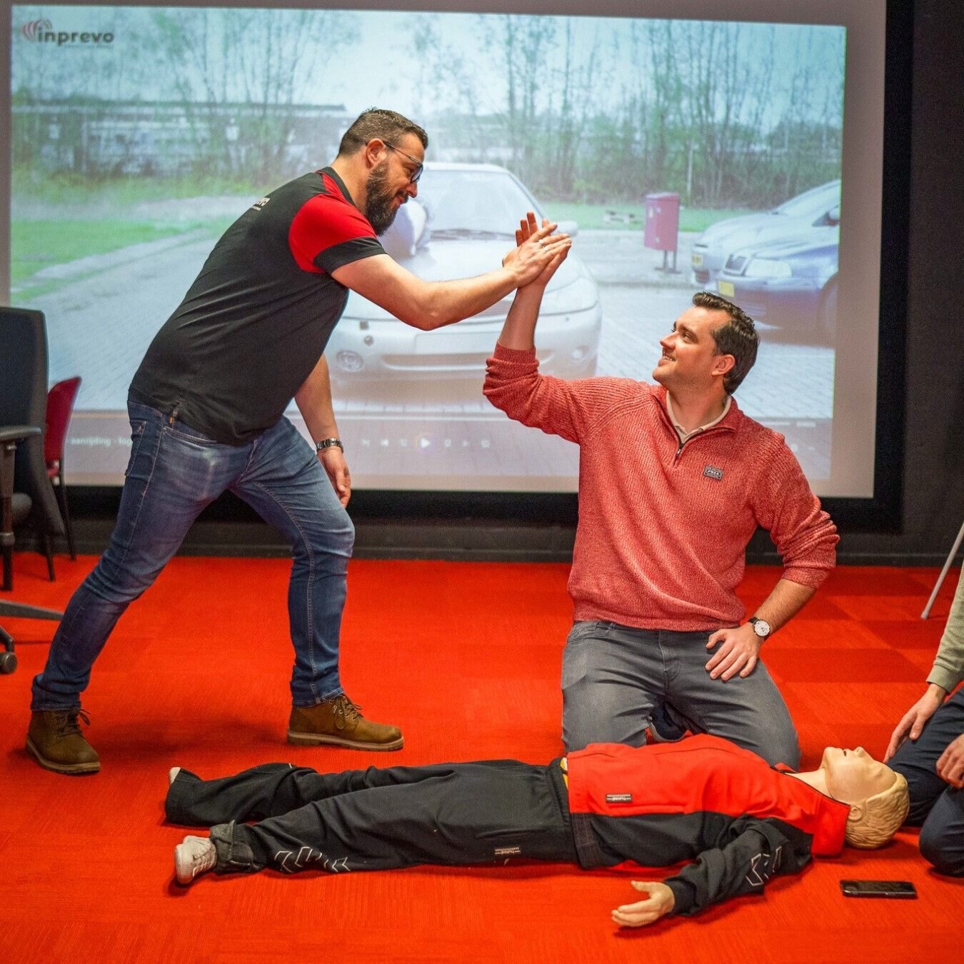 Instructeur begeleidt cursisten tijdens een BHV training Oosterhout