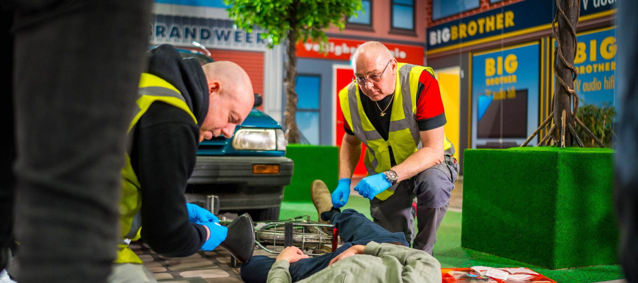Deelnemers oefenen praktijkgericht tijdens een BHV cursus in Meppel.