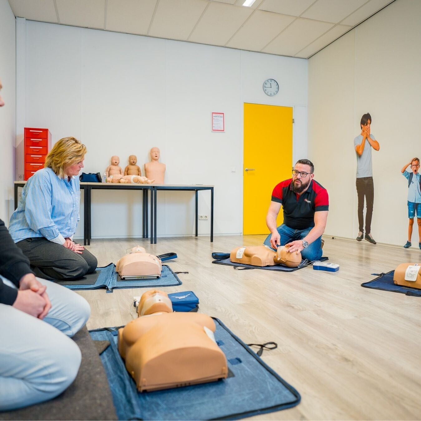 Instructeur begeleidt cursisten tijdens een BHV training in Harderwijk