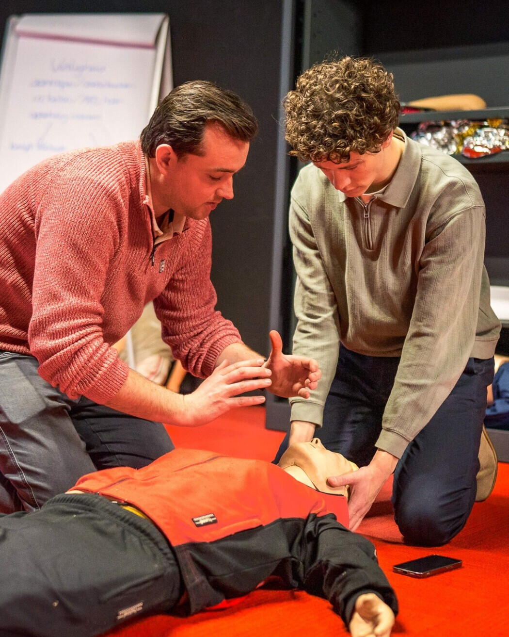 Cursisten oefenen praktijkgericht tijdens een BHV cursus in Zaandam