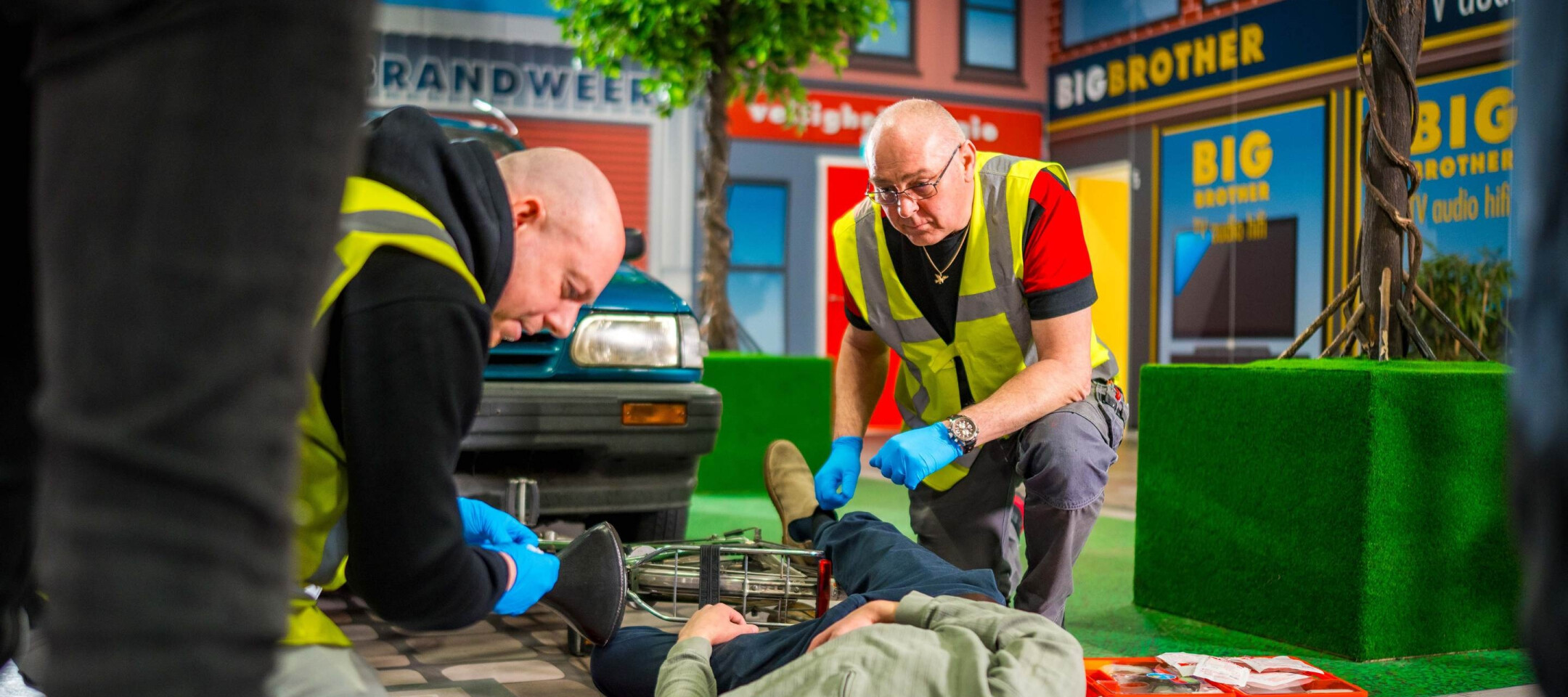 Deelnemer oefent reanimatie en AED gebruik tijdens een BLS cursus.