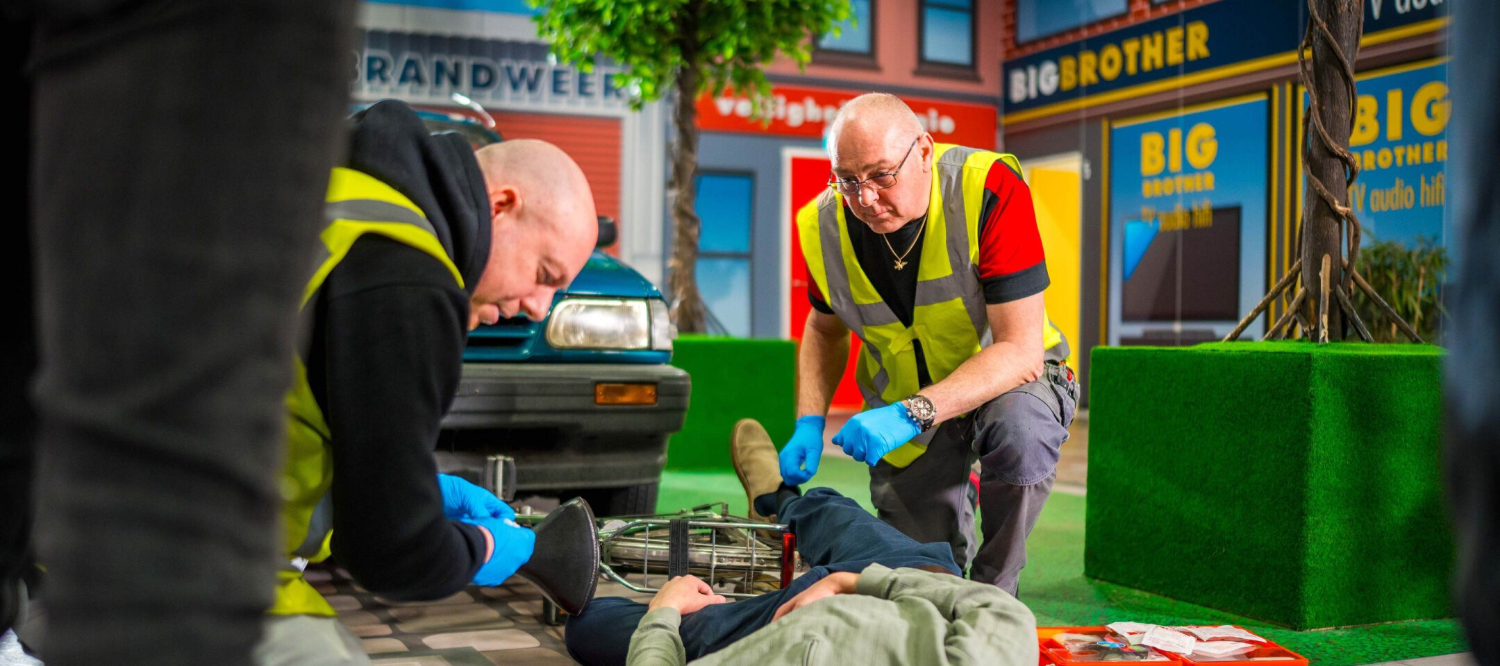 Medewerkers oefenen reanimatie en AED gebruik tijdens een reanimatiecursus voor bedrijven.