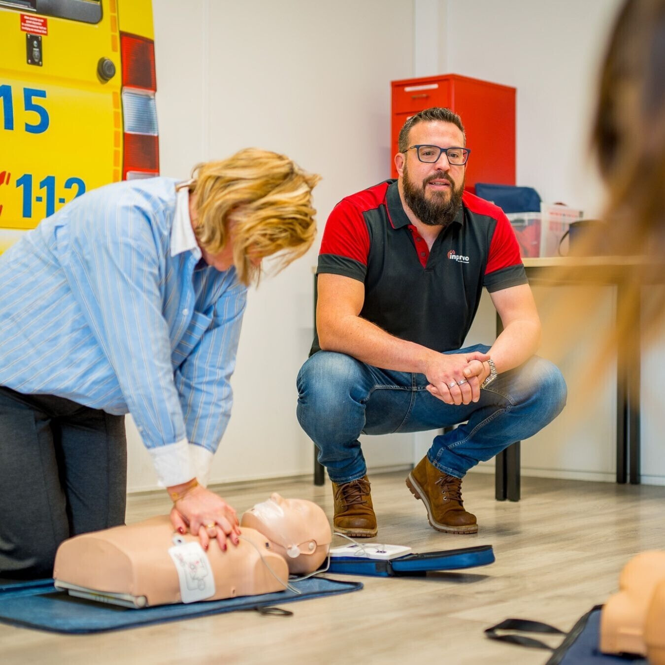 Instructeur begeleidt cursisten tijdens een BHV training in Ridderkerk