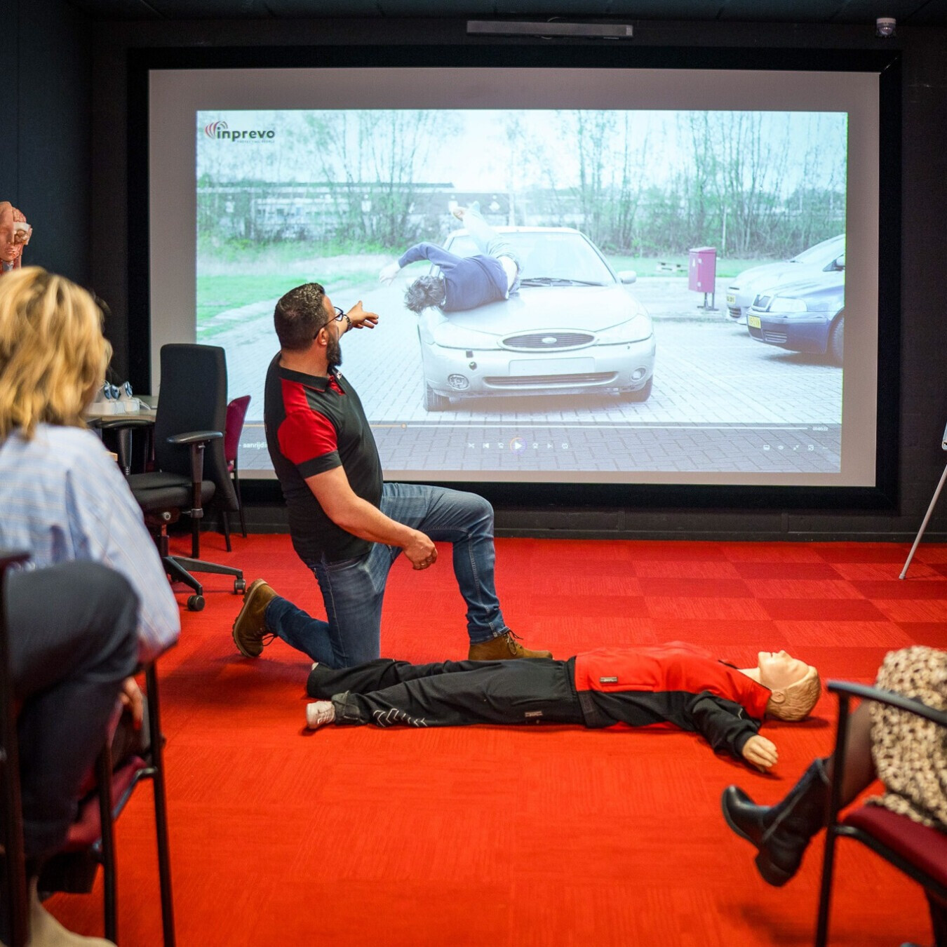 Instructeur begeleidt cursisten tijdens een BHV training Heerhugowaard