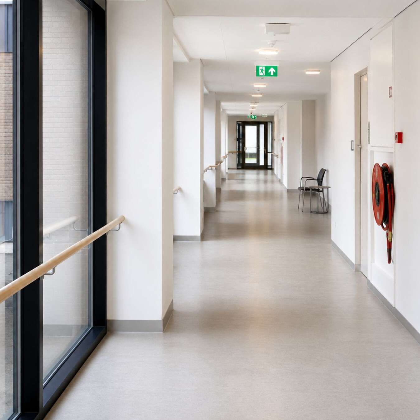 Enkele stoelen in vluchtroute beoordeeld als gelijkwaardige maatregel